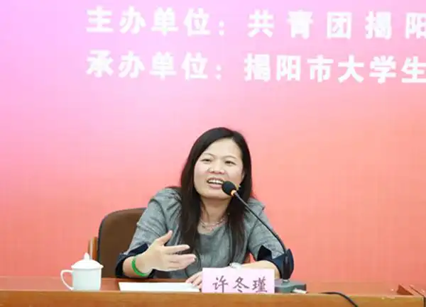 副董事长许冬瑾代表市大学生发展基金会与市青企协签订实习协议