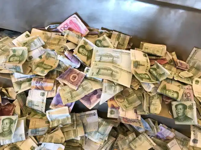 郑州轩辕黄帝造像被游客撒满钱 人民币堆成"小山"场面壮观