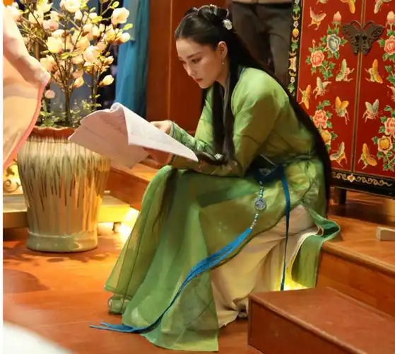 张馨予古装打扮气质十分妖艳,专注读剧本显敬业感动众人