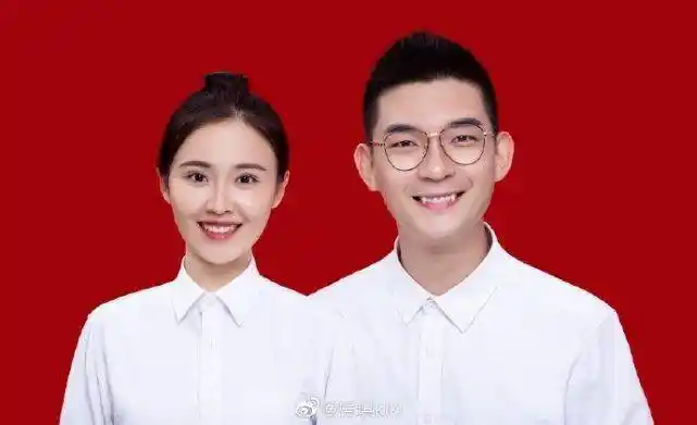 而结婚证件照上的两人都穿着白色的衬衫,笑起来也都露出了洁白的牙齿