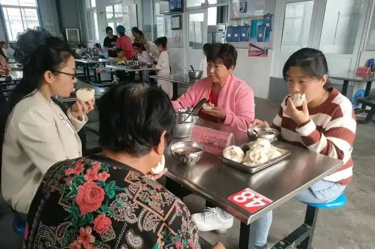 秋日同话共谱心曲东阿县牛角店镇中心小学开展家长开放日活动