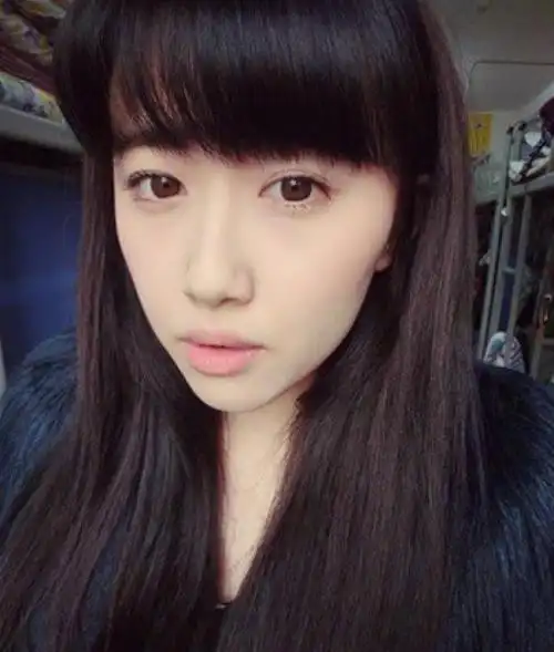 人大女神康逸琨生活素颜人民大学官方选择康逸琨作为封面,看女神