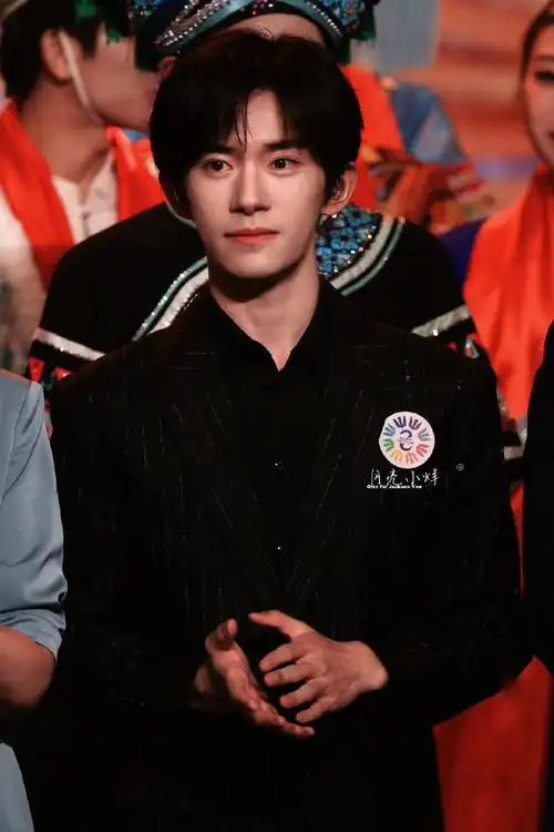 易烊千玺 米兰时装周##易烊千玺献唱不辞星海##易烊