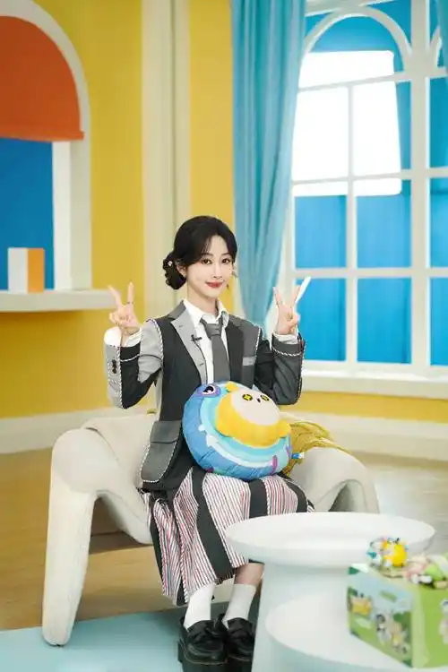 杨紫和迪丽热巴新穿搭,一个温柔俏丽有活力,一个清新减龄又时尚