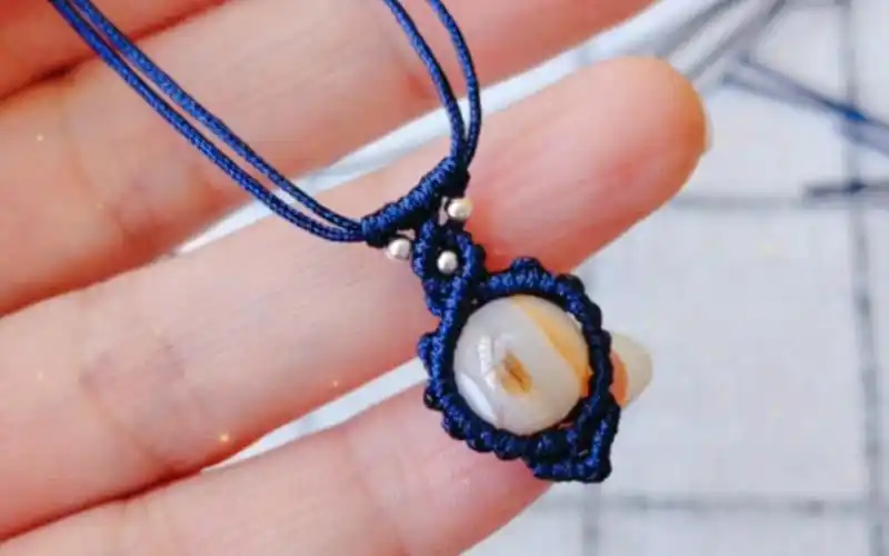 单珠吊坠项链编绳教程,只有一颗珠子也可以编民族风项链哦