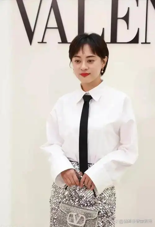 孙俪出席活动穿搭引热议,像一只骄傲的芦花鸡,衬衫是穿邓超的吗