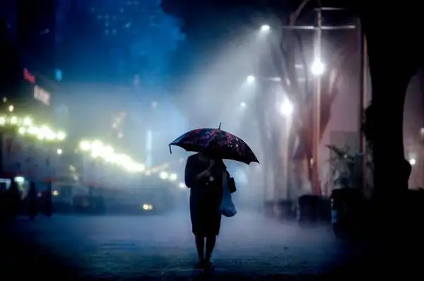 男生 都市雨夜 背影 伤感 图片 感谢大家~~~~~~分全扔在别的题上了 没