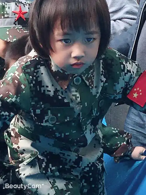 英姿飒爽的小女兵