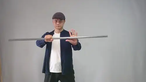 长棍转棍时平衡点并不是手握的地方有人练1年都不知道