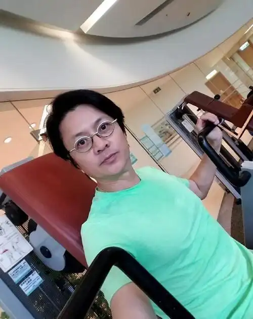 54岁尹天照近照,自嘲天生韭菜命,妻子"拖后腿"却始终不离不弃