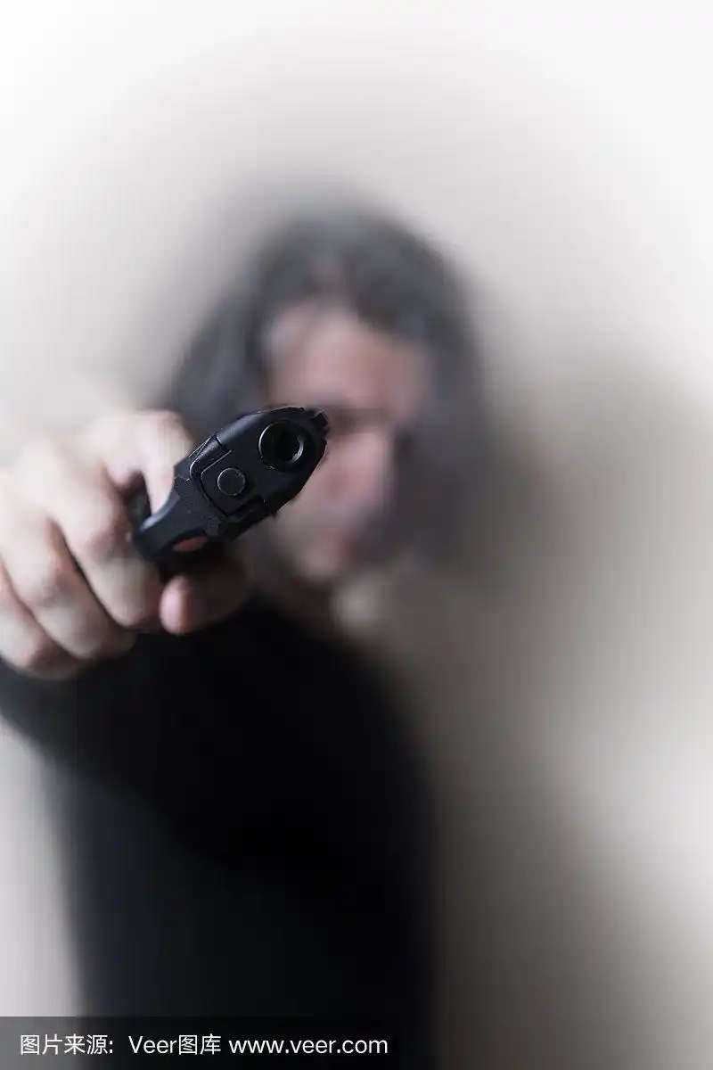 黑衣男子用手枪指着白人背景