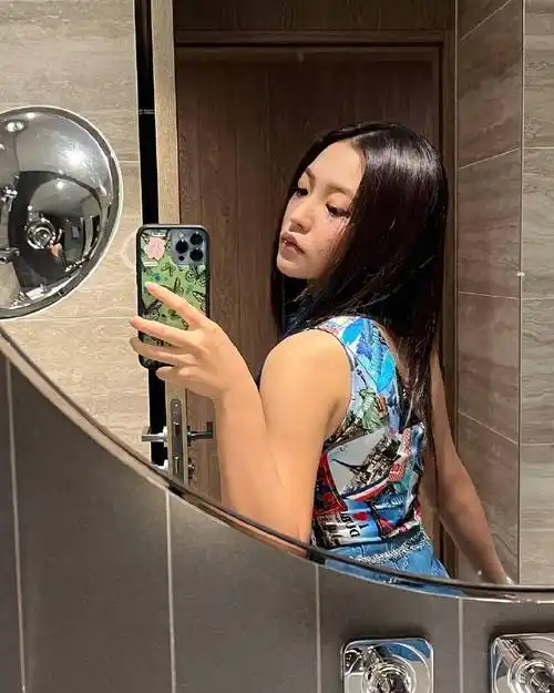 red velvet金艺琳,晒伦敦酒店的自拍,秀出丰满身材