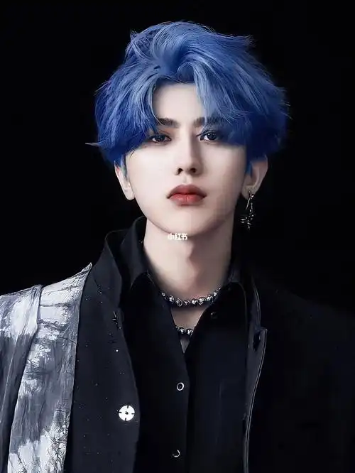 蔡徐坤蓝发2021年3月elle内页