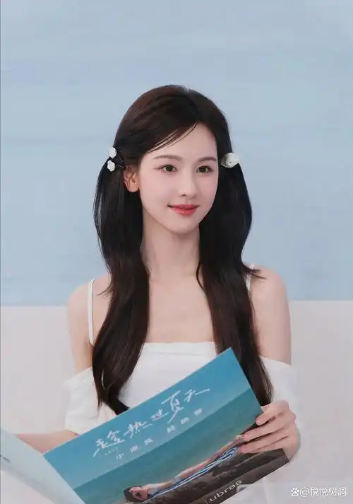 陈都灵闪现天猫品牌馆,瞬间点燃现场时尚热浪!