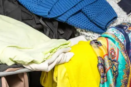 成堆的衣服图片