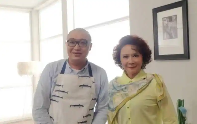 蔡明和丁丁的爸爸丁秋星相识于剧场当中,当时丁秋星在看到蔡明的第一