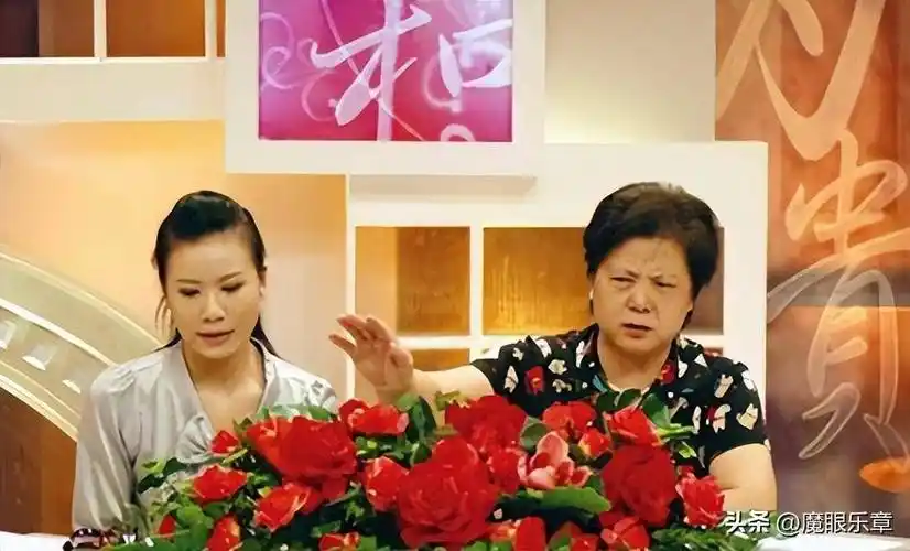 作为嘉宾主持人的柏万青在开场白上就占据c位,霸气十足.