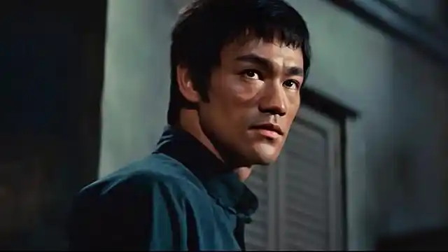 李小龙弘扬中国功夫,一脚踢破老外的骄傲,却意外在情人家中去世