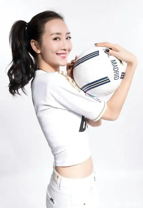 足球佳丽:身穿皇马球衣的百变女神王鸥