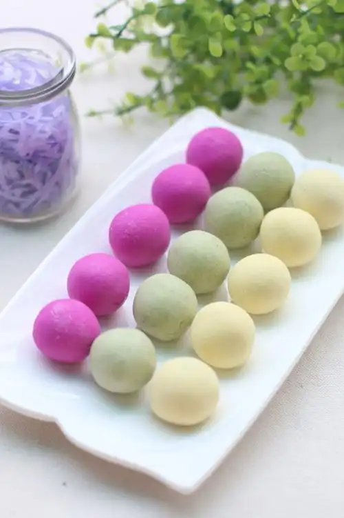 彩色汤圆,分别用红心火龙果汁,橙汁,猕猴桃汁调成的颜色,用色彩来吸引