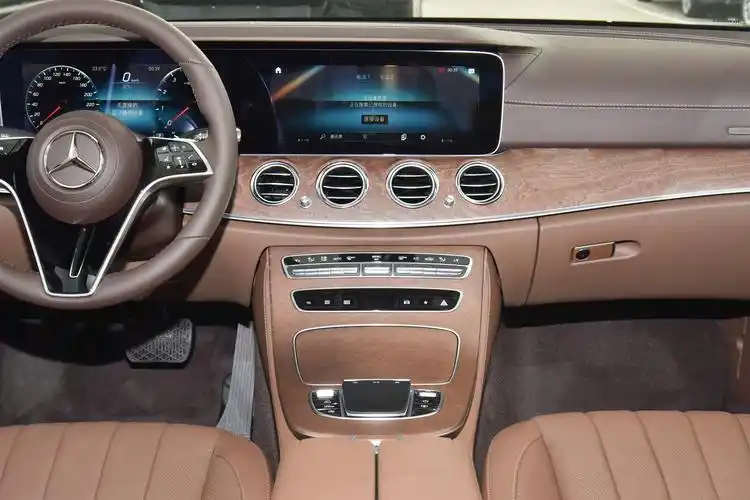 2023款 奔驰e级 e 300 l 尊贵型内饰