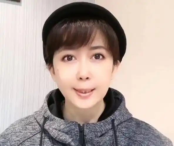 导致画面扭曲,孟庭苇的脸看上去明显有些僵硬,表情不自然,牙齿更是东