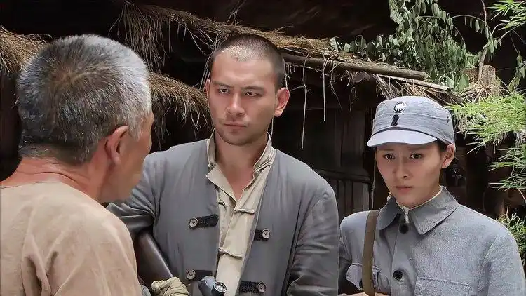 神枪:村民被鬼子包围,只为交出鬼子军官,小伙为救村民竟这样做