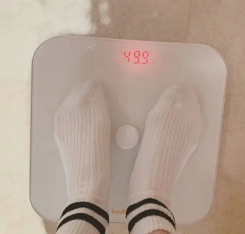 沈梦辰晒体重照,为上秤绞尽脑汁,看到袜子后令人抓狂