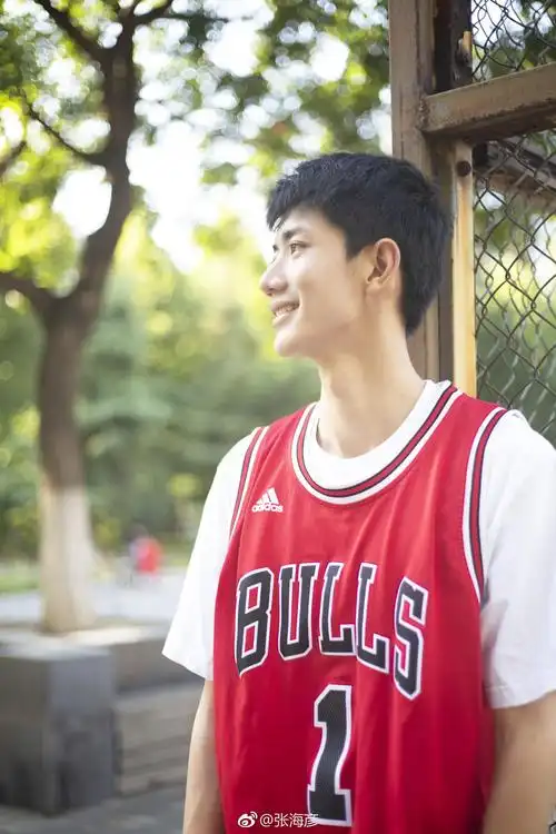 这就是灌篮里面的一个有点流川枫feel的小哥哥伍志勋 打篮球的男生就