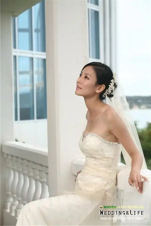 简介:金素妍甜美成熟婚纱写真,分享一组金素妍图片给大家,图中的明星