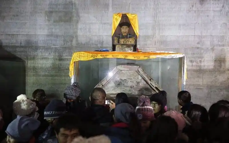 乾隆地宫被盗怪现象:头颅失踪,地宫喷烟,棺材档门,尸骨冒寒光