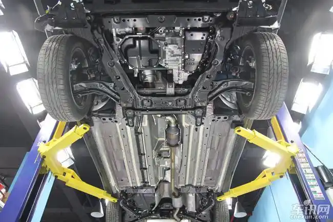 新逍客的底盘较为平整,前副车架采用全框式结构,下方安装非金属材质