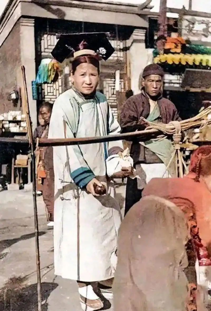 历史老照片: 清朝末年,北京,一位满族旗人妇女的留影.