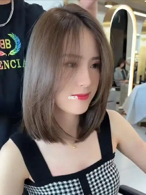 方圆脸高额头女生把这款发型焊在头上