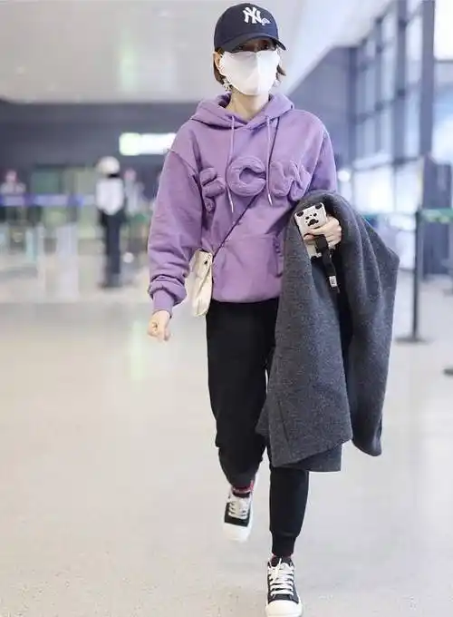 原创女明星日常穿搭挺减龄紫色卫衣个性新潮小熊耳钉也很吸睛