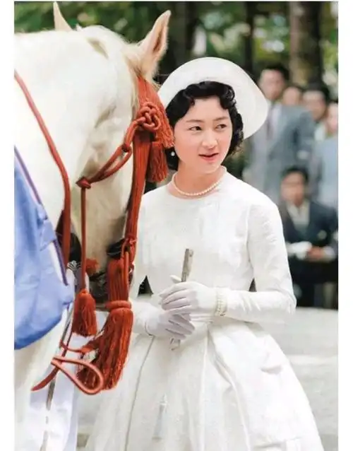 日本上皇后美智子:人美心不善,偏心小儿一家,兄弟反目王室遭殃