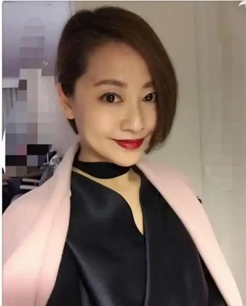 张茜画这种非常成熟的妆容也是蛮好看的,十分抢眼,很有魅力这张照片长