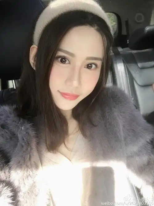 艺术系女生晒生活照 眼睛大皮肤好身材赞