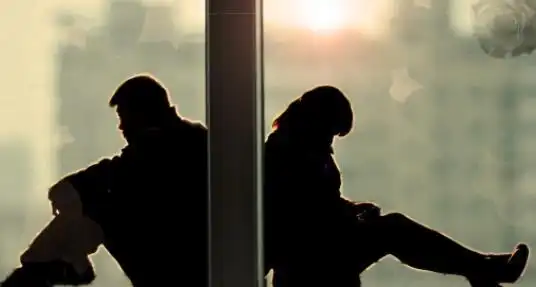 分手背靠背走的图片,分手背对背离开的图片