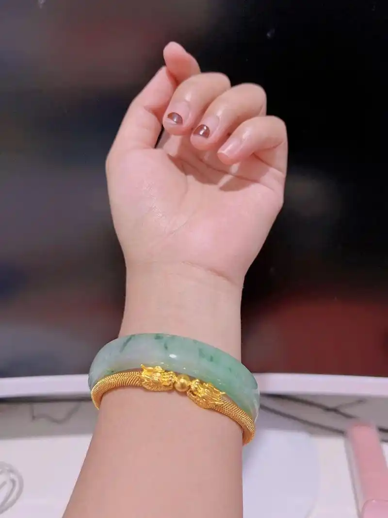 手镯,太土豪了有几条手链,感觉都有点粗,叠戴太土豪了搭一个翡翠会不