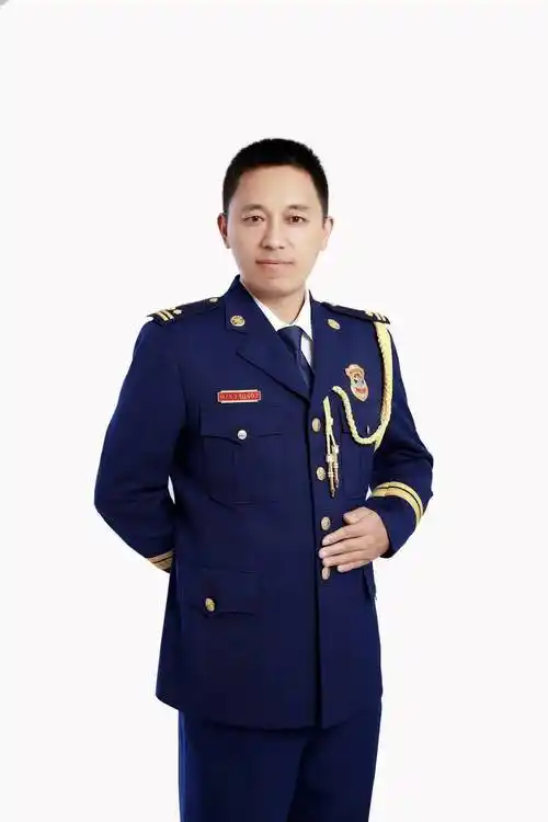 辽源市消防救援支队干部,吉林省音乐家协会会员,辽源市作家协会会员.