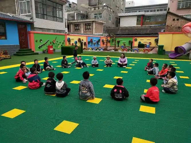 西和县幼儿园大三班民间游戏《丢手绢》剪影