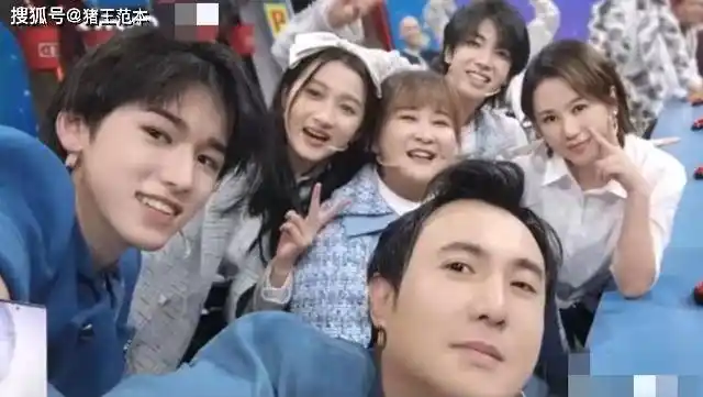 2月24日凌晨,《王牌对王牌》导演吴彤晒出王牌家族沈腾,贾玲,华