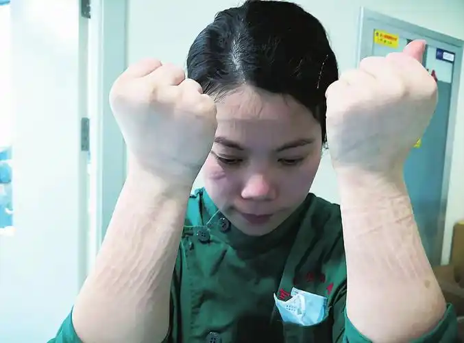 不敢与爷爷视频 怕他看见我身上勒痕