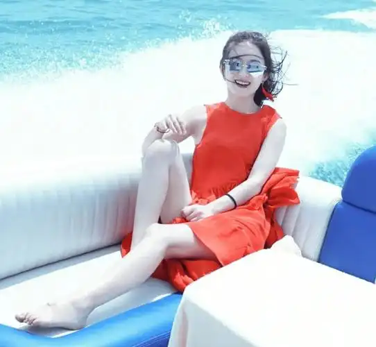 赵丽颖红色泳装,纯得让人怀疑欲望的存在!_照片_身材_笑料