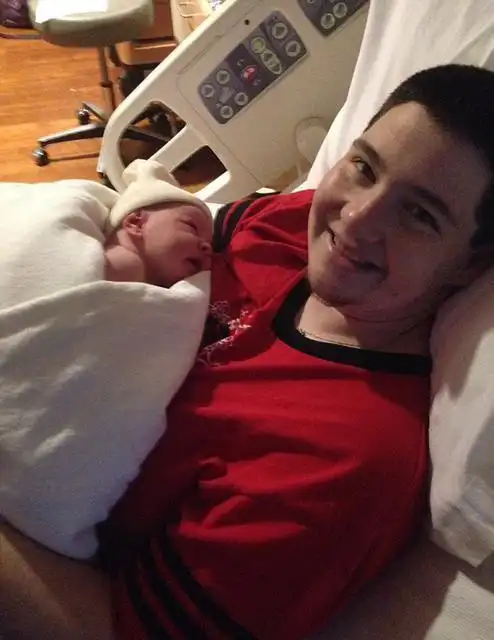 美变性男子成功怀孕生下女儿 称不会移除卵巢