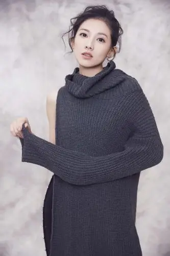 近日,演员马藜微博曝光了一组新年写真.