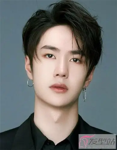 王一博封面造型韩式绅士气质满分的偏分短发,加入空气感定型的碎发露