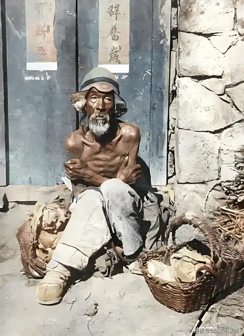 清末彩色高清老照片:手持鸟铳的清朝兵丁,小脚老太太,喂奶妇女