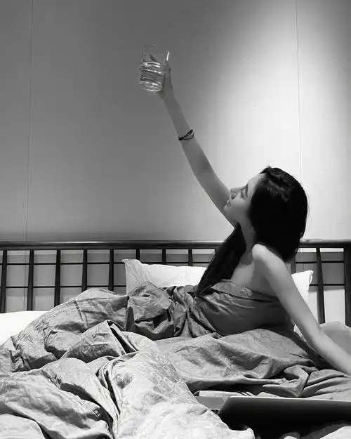 不露脸也有氛围感的照片居家慵懒风